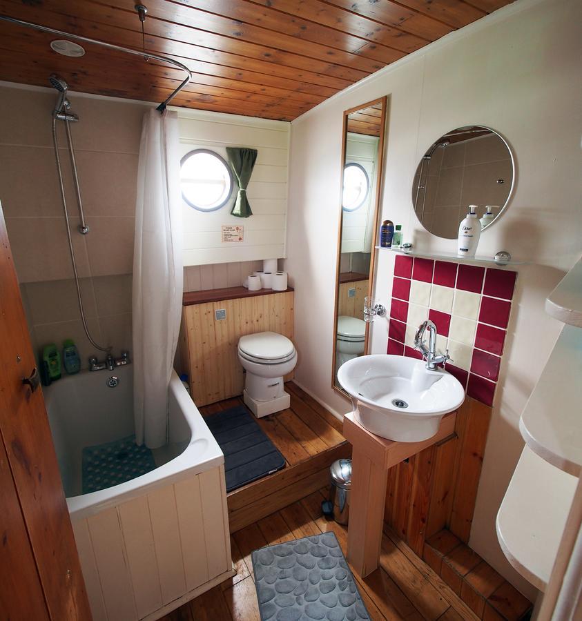 Отель Roisin Dubh Houseboat Sallins Экстерьер фото